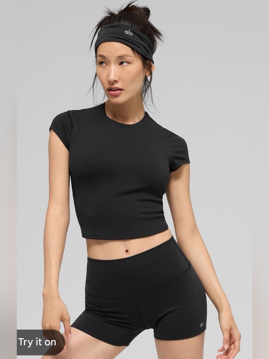 ALO Yoga Tops - ALO YOGA PULSE SHORT SLEEVE SHIRT, XS NWT